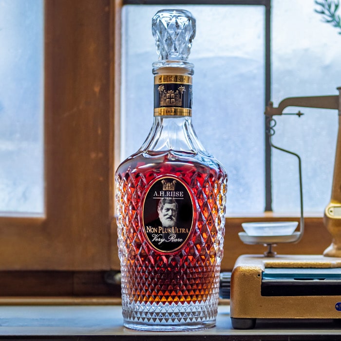 A. H. Riise Non Plus Ultra Very Rare 0,7l 42% (holá láhev)