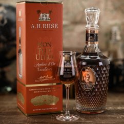 A. H. Riise Non Plus Ultra Ambre d´Or Excellence 0,7l 42%