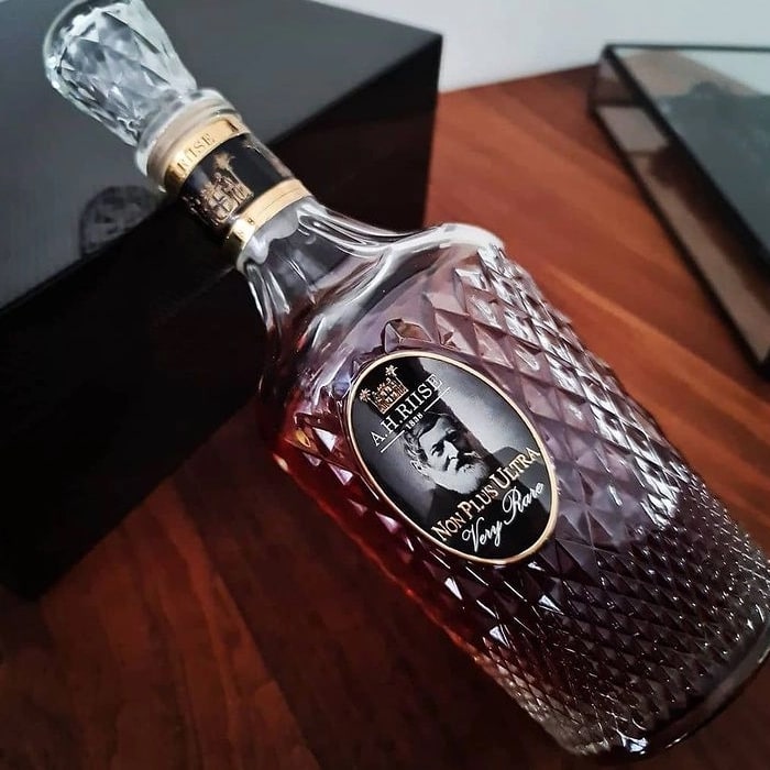 A. H. Riise Non Plus Ultra Very Rare 0,7l 42% (holá láhev)